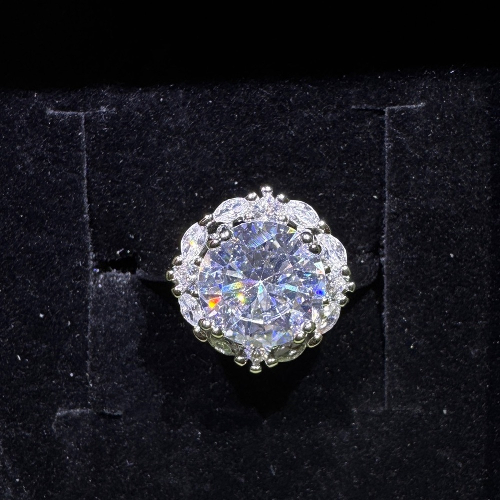 Elegant Silver Ring with Clear Gemstone